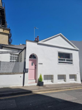 Quirky Seaside Family Cottage walk to the waves!